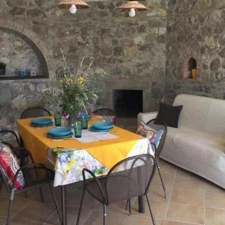 Сasa de vacaciones Charming In With Swimming Pool *