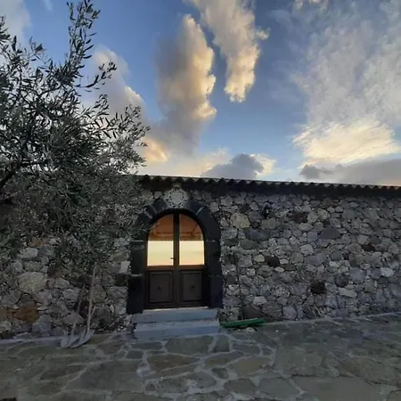 Charming In With Swimming Pool Сasa de vacaciones